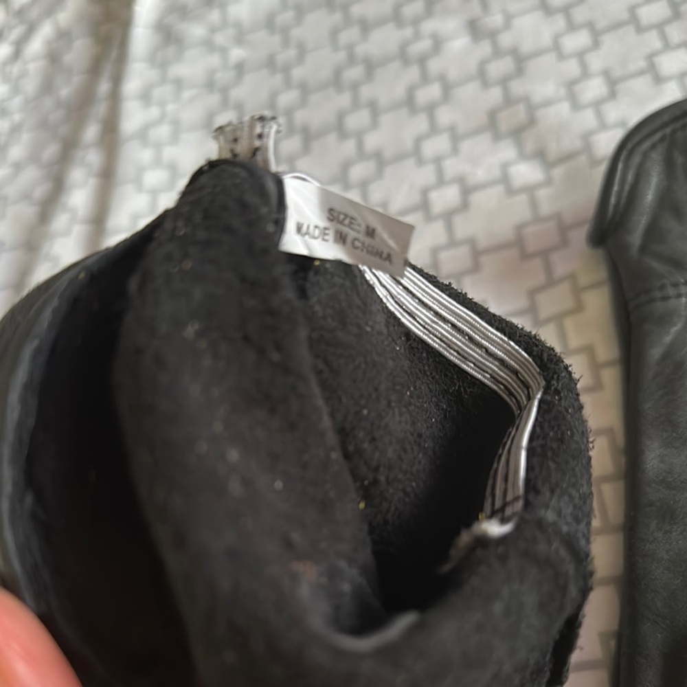 Black Leather Gloves with Classic Design and Stitching Detail - Picture 5 of 9